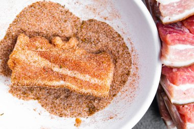 Pastırma göbeği et parçası domuz yağı domuz eti baharatlı taze domuz eti masada taze yemek atıştırmalığı uzay yemeği arka planında 