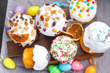 Paskalya pastası bayramı mayası tatlı pastırma tatlısı bayram kutlamaları Ortodoks Hıristiyanlar paskalya bayramı sağlıklı yemek atıştırmalıklarını masa arkasında fotokopi çekiyorlar.