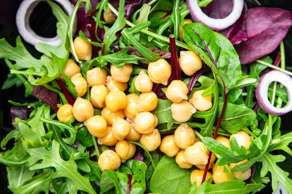 ひよこ豆のサラダ緑の葉レタスの花びらは テーブルの上に新鮮な部分健康的な食事の食事の食事のスナックをミックスします — ストック写真