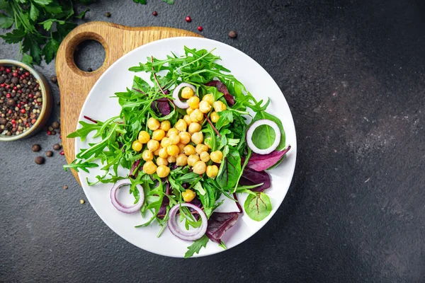 Nohut Salatası Yeşil Yapraklı Marul Yaprakları Taze Porsiyon Sağlıklı Yemek — Stok fotoğraf