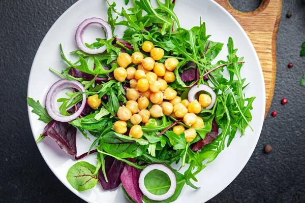 Nohut Salatası Yeşil Yapraklı Marul Yaprakları Taze Porsiyon Sağlıklı Yemek — Stok fotoğraf