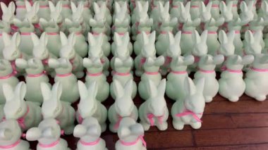 Paskalya tavşanı ev dekorasyonu, paskalya bayramı, tavşan şeklinde çok renkli heykelcikler. 