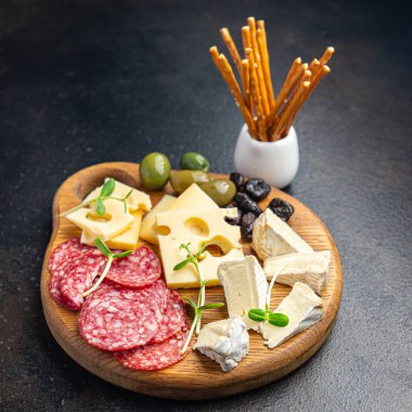 Peynir tabağı sosis, zeytin, ekmek taze aperatif yemek atıştırmalığı fotokopi masasında uzay yemeği arka planında