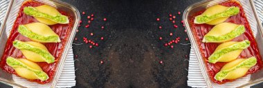 makarna sosu ıspanak peyniri doldurulmuş konchiglie doldurulmuş sağlıklı yemek abur cuburu fotokopi masasının arka planında 