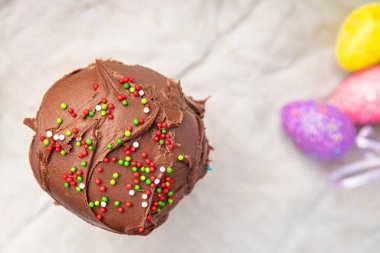 Paskalya pastası çikolata jöleli paskalya bayramı pastası kulich ev yapımı yemek atıştırmalığı. 