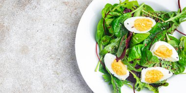 Yumurta salatası yeşil yapraklar taze öğle yemeği diyetini hazırlıyor. Yemek arkaplanının fotokopisinde atıştırmalıklar. 
