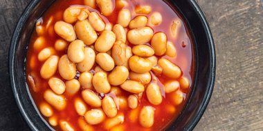 Beyaz fasulye soslu bakla fasulyesi taze sağlıklı beslenme diyeti aperatifi masada. Arka plandaki uzay yiyeceklerinin kopyası keto ya da paleo diyeti.