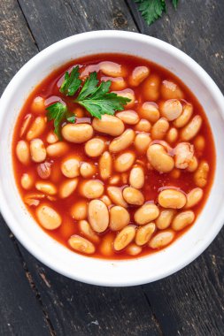 Beyaz fasulye soslu bakla fasulyesi taze sağlıklı beslenme diyeti aperatifi masada. Arka plandaki uzay yiyeceklerinin kopyası keto ya da paleo diyeti.