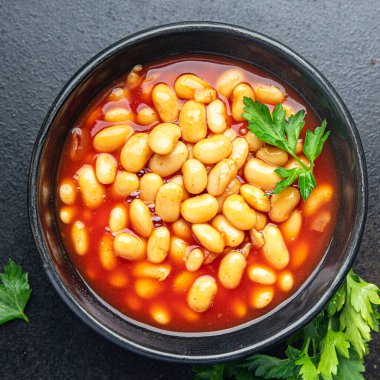 Beyaz fasulye soslu bakla fasulyesi taze sağlıklı beslenme diyeti aperatifi masada. Arka plandaki uzay yiyeceklerinin kopyası keto ya da paleo diyeti.