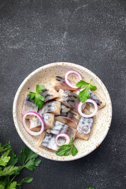 Uskumru dilimlenmiş balık kasede taze porsiyon sağlıklı yemek diyet aperatifi masada fotokopi uzayı arka planda kırsal vejetaryen diyeti.