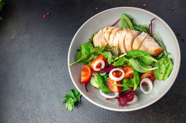 Salata tavuk göğsü sebze domates, soğan, yeşil karışım marul taze yemek aperatifleri fotokopi masasında 