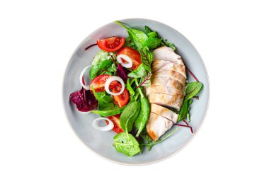 Salata tavuk göğsü sebze domates, soğan, yeşil karışım marul taze yemek aperatifleri fotokopi masasında 