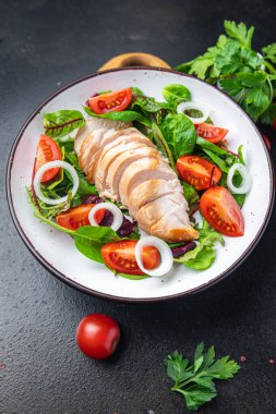 Salata tavuk göğsü sebze domates, soğan, yeşil karışım marul taze yemek aperatifleri fotokopi masasında 