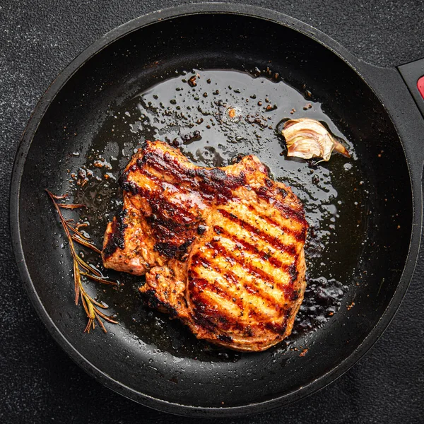 스테이크 돼지고기튀긴 쇠고기 건강식 테이블 — 스톡 사진