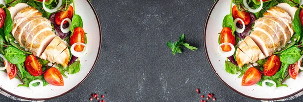 샐러드치킨 가슴살 토마토 나뭇잎 테이블 — 스톡 사진