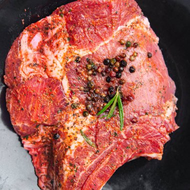 et çiğ biftek sığır eti taze yemek diyet aperatifi masanın üzerinde fotokopi alanı yiyecek arka planı 