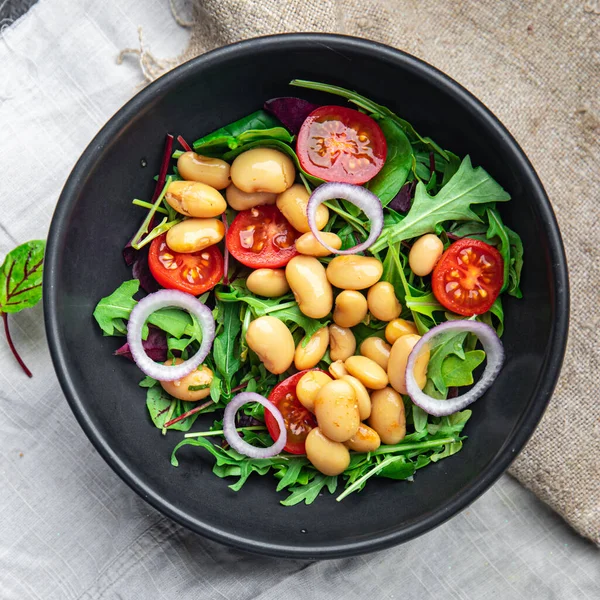 サラダ白豆トマト 葉ミックスレタス新鮮な健康的な食事の軽食テーブルの上にコピースペースフードの背景 — ストック写真