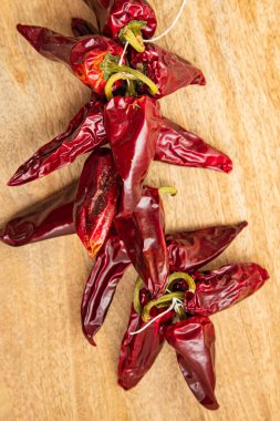 Espelette biberi kurutulmuş sebze baharatı Fransa taze sağlıklı yemek diyet aperatifi masanın üzerinde fotokopi uzayı arka plan arka plan kırsal üst görüş keto veya paleo diyet vejetaryen veya vejetaryen gıda