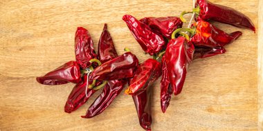 Espelette biberi kurutulmuş sebze baharatı Fransa taze sağlıklı yemek diyet aperatifi masanın üzerinde fotokopi uzayı arka plan arka plan kırsal üst görüş keto veya paleo diyet vejetaryen veya vejetaryen gıda