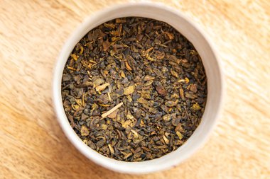 Yeşil çay, kurutulmuş taç yaprakları üzerine çay serpiştirilmiş sıcak içecek taze porsiyon, sağlıklı yemek diyet aperatifi masa üzerinde fotokopi çekilen uzay yiyecekleri arka plan kırsal üst görünüm