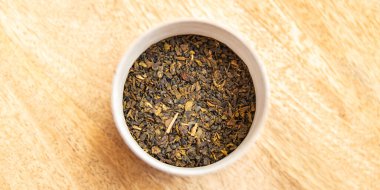 Yeşil çay, kurutulmuş taç yaprakları üzerine çay serpiştirilmiş sıcak içecek taze porsiyon, sağlıklı yemek diyet aperatifi masa üzerinde fotokopi çekilen uzay yiyecekleri arka plan kırsal üst görünüm