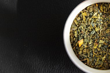 Yeşil çay, kurutulmuş taç yaprakları üzerine çay serpiştirilmiş sıcak içecek taze porsiyon, sağlıklı yemek diyet aperatifi masa üzerinde fotokopi çekilen uzay yiyecekleri arka plan kırsal üst görünüm
