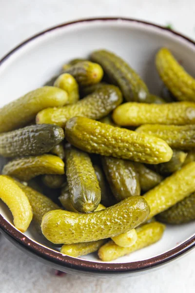 Gherkins 통조림 야채로 통조림의 스낵을 테이블 배경에 — 스톡 사진