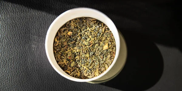Grüner Tee Getrocknete Blütenblätter Aromatisierter Tee Bestreut Ein Heißgetränk Zubereiten — Stockfoto