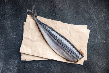 Uskumru balığı taze sağlıklı besin diyeti aperatifi masanın üzerinde fotokopi uzayı besin arka planı keto ya da paleo vejetaryen diyeti