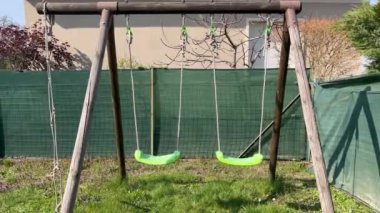 Bahçede salıncakta sallan. Çocukların eğlence parkında.