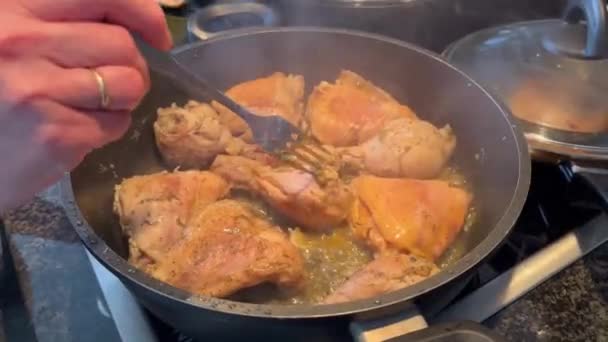 Braten Huhn Pfanne Stücke Von Geflügel Fleisch Kochen Pfanne Frische — Stockvideo