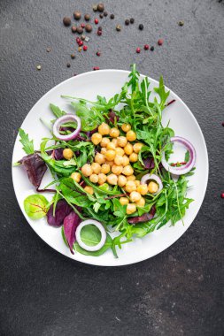 Nohut salatası, yeşil yaprak, marul, taze sağlıklı yemek, diyet abur cuburu masa üzerinde fotokopi, uzay yemeği arka planı. 