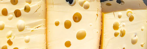 穴のあるチーズハードグレードの熟成チーズチーズ新鮮な部分健康的な食事食事食スナックテーブルの上にコピースペースフード背景素朴なトップビュー — ストック写真
