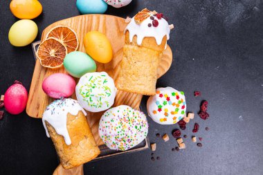 Paskalya pastası ve paskalya yumurtası tatlı tatlı tatlı bayram tatili sofrada atıştırmalık bir şeyler ikram edin.