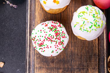 Paskalya pastası ve paskalya yumurtası tatlı tatlı tatlı bayram tatili sofrada atıştırmalık bir şeyler ikram edin.