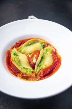 makarna doldurulmuş ıspanak domates kabuğu doldurulmuş konchiglie sağlıklı yemek atıştırmalıkları fotokopi arka planında 