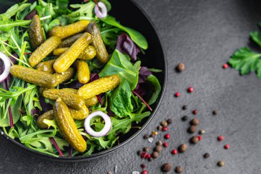 Salatalık turşusu salatalık turşusu tuzlu yeşil yapraklar taze porsiyon yemek diyet aperatiflerini fotokopi masasında yer alan yemek arka plan kırsal vejetaryen ya da vejetaryen 