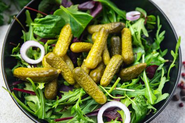 Salatalık turşusu salatalık turşusu tuzlu yeşil yapraklar taze porsiyon yemek diyet aperatiflerini fotokopi masasında yer alan yemek arka plan kırsal vejetaryen ya da vejetaryen 