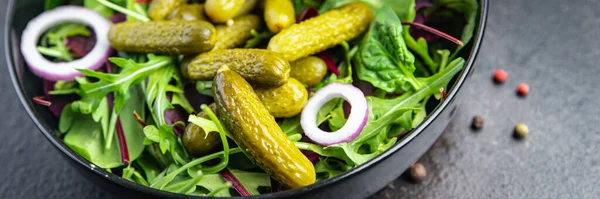 Salade Augurken Gepekelde Komkommers Zoute Groene Bladeren Mix Verse Portie — Stockfoto