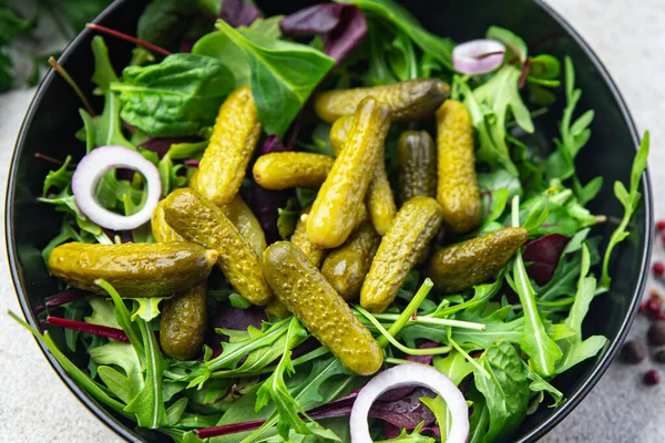 Salatalık turşusu salatalık turşusu tuzlu yeşil yapraklar taze porsiyon yemek diyet aperatiflerini fotokopi masasında yer alan yemek arka plan kırsal vejetaryen ya da vejetaryen 