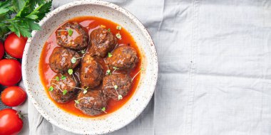 Köfte taze domates sosu köfte yemek atıştırmalığı fotokopi masasında yiyecek arka planında 