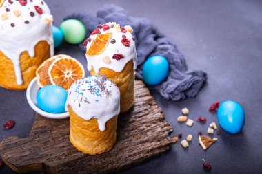 Paskalya pastası ve Paskalya yumurtası bayramı tatlı tatlı Ortodoks Hıristiyanlar yemeği masada atıştırmalık ikram ediyor.