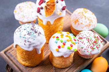 Paskalya pastası ve Paskalya yumurtası bayramı tatlı tatlı Ortodoks Hıristiyanlar yemeği masada atıştırmalık ikram ediyor.