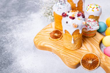 Paskalya pastası ve Paskalya yumurtası bayramı tatlı tatlı Ortodoks Hıristiyanlar yemeği masada atıştırmalık ikram ediyor.