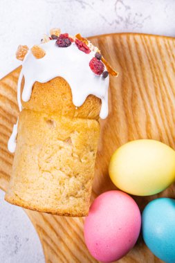 Paskalya pastası ve Paskalya yumurtası bayramı tatlı tatlı Ortodoks Hıristiyanlar yemeği masada atıştırmalık ikram ediyor.