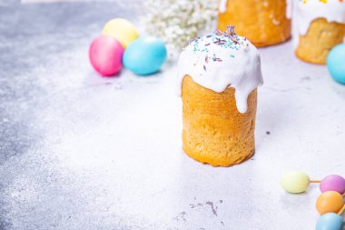 Paskalya pastası ve Paskalya yumurtası bayramı tatlı tatlı Ortodoks Hıristiyanlar yemeği masada atıştırmalık ikram ediyor.