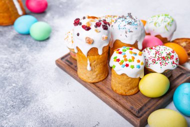 Paskalya pastası ve Paskalya yumurtası bayramı tatlı tatlı Ortodoks Hıristiyanlar yemeği masada atıştırmalık ikram ediyor.