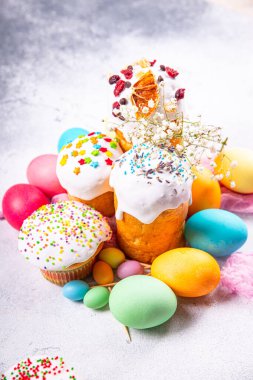 Paskalya pastası ve Paskalya yumurtası bayramı tatlı tatlı Ortodoks Hıristiyanlar yemeği masada atıştırmalık ikram ediyor.