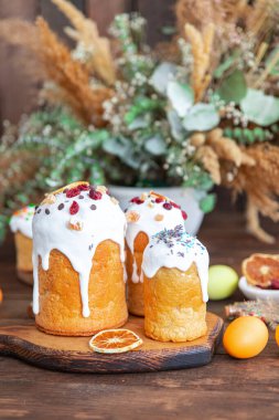 Paskalya pastası ve Paskalya yumurtası bayramı tatlı tatlı Ortodoks Hıristiyanlar yemeği masada atıştırmalık ikram ediyor.