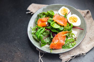 somon salatası taze yeşil yapraklar yumurta marul sağlıklı yemek diyet aperatifleri masa başı yemek arka planı üzerinde 